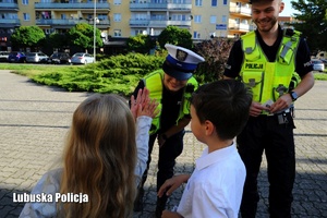 Policjanci ruchu drogowego z dziećmi