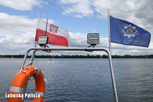 flagi na łodzi