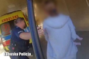 policjant pomaga dotrzeć kobiecie z dzieckiem do szpitala
