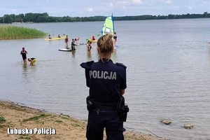 policjantka obserwuje osoby w wodzie