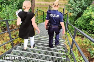 policjantka i kobieta idą po schodach