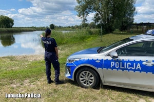 policjantka kontroluje akwen