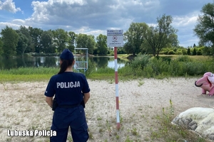 policjantka kontroluje akwen