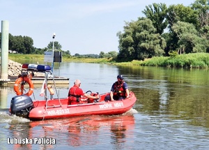 mundurowi na łodzi