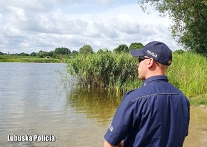 policjant kontroluje akwen