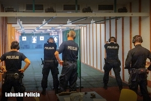 policjanci na strzelnicy