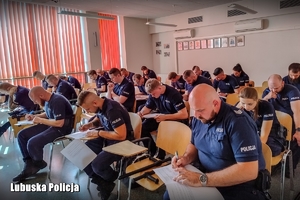 policjanci podczas testu wiedzy