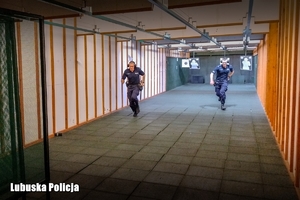 policjanci biegną na strzelnicy