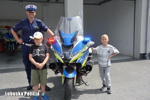 dzieci i policjant przy motocyklu