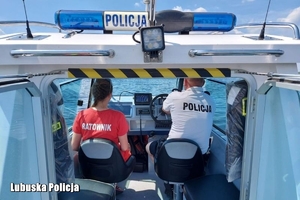 policjant i ratowniczka wodna na łodzi