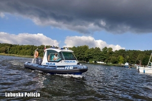 policyjna łódź na wodzie