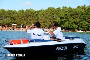 policyjna łódź z policjantami na wodzie