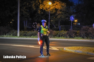 Policjantka kieruje ruchem