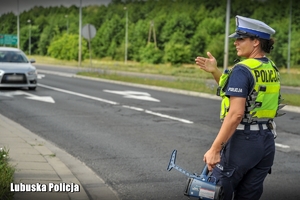 policjantka zatrzymuje pojazd do kontroli drogowej