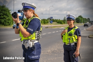 policjantki kontrolują prędkość pojazdów