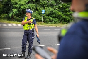 policjantka zatrzymuje pojazd do kontroli drogowej