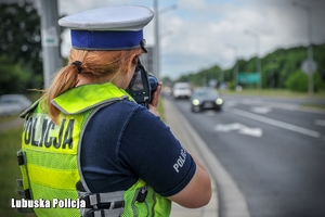 policjantka kontroluje prędkość pojazdów