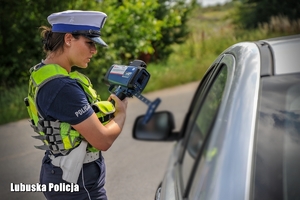 policjantka pokazuje kierowcy wynik pomiaru