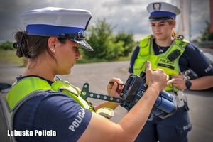 policjantki szykują urządzenie kontrolne