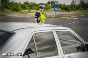 policjantka zatrzymuje pojazd do kontroli drogowej