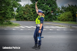 policjantka zatrzymuje pojazd do kontroli drogowej