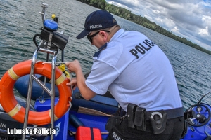 policjant przygotowuje łódź