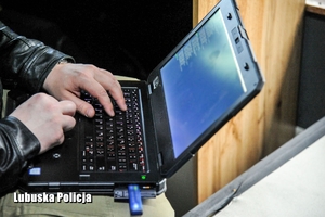 mężczyzna pisze na laptopie