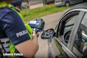 policjant pokazuje kierowcy wynik pomiaru