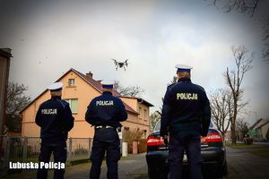 Policjanci sterują dronem