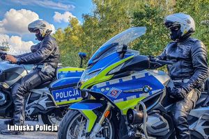 Policjanci na motocyklach służbowych