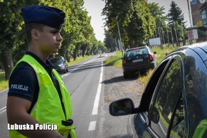 policjant podczas kontroli drogowej