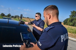 policjanci sterujący dronem