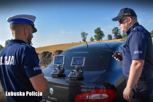 policjanci i kontrolery od drona