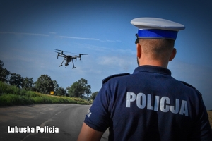 policjant steruje dronem