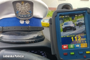 czapka policyjna oraz urządzenie pomiarowe