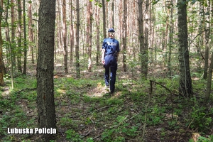 Policjantka patrolująca las