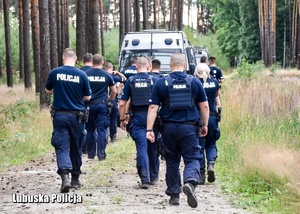 Policjanci przemieszczający się przez las