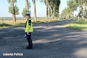 policjantka stoi przy drodze