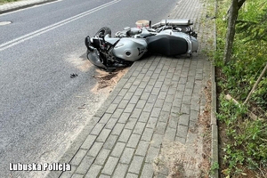 rozbity na drodze motocykl