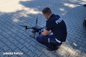 Policjant przygotowuje drona