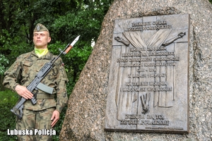 Strażnik honorowy obok tablicy poświęconej Pamięci Ofiar Rzezi Wołyńskiej