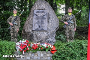 Strażnicy honorowi przy tablicy poświęconej Pamięci Ofiar Rzezi Wołyńskiej.