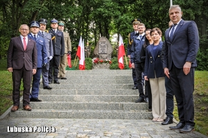 Przedstawiciele służb mundurowych, władz państwowych i samorządowych składają hołd przy tablicy poświęconej Pamięci Ofiar Rzezi Wołyńskiej.