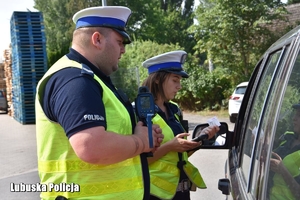 Policjanci rozmawiają z kierowcą