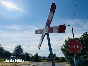 Znak kolejowy &quot;krzyż św Andrzeja&quot; na przejeździe kolejowym