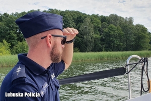 policjant spogląda na wodę