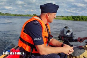 Policjant na łodzi w trakcie działań