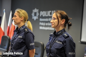 dwie policjantki na sali konferencyjnej