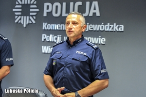 inspektor Jerzy Czebreszuk przemawia na sali