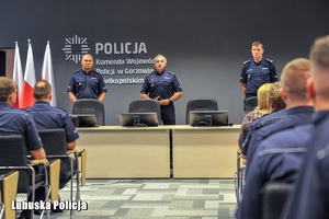 policjanci zgromadzeni na sali konferencyjnej
